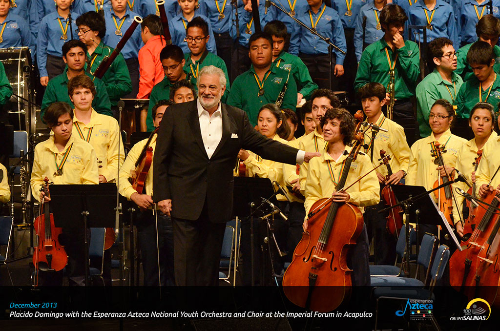 Placido Domingo with the Esperanza Azteca