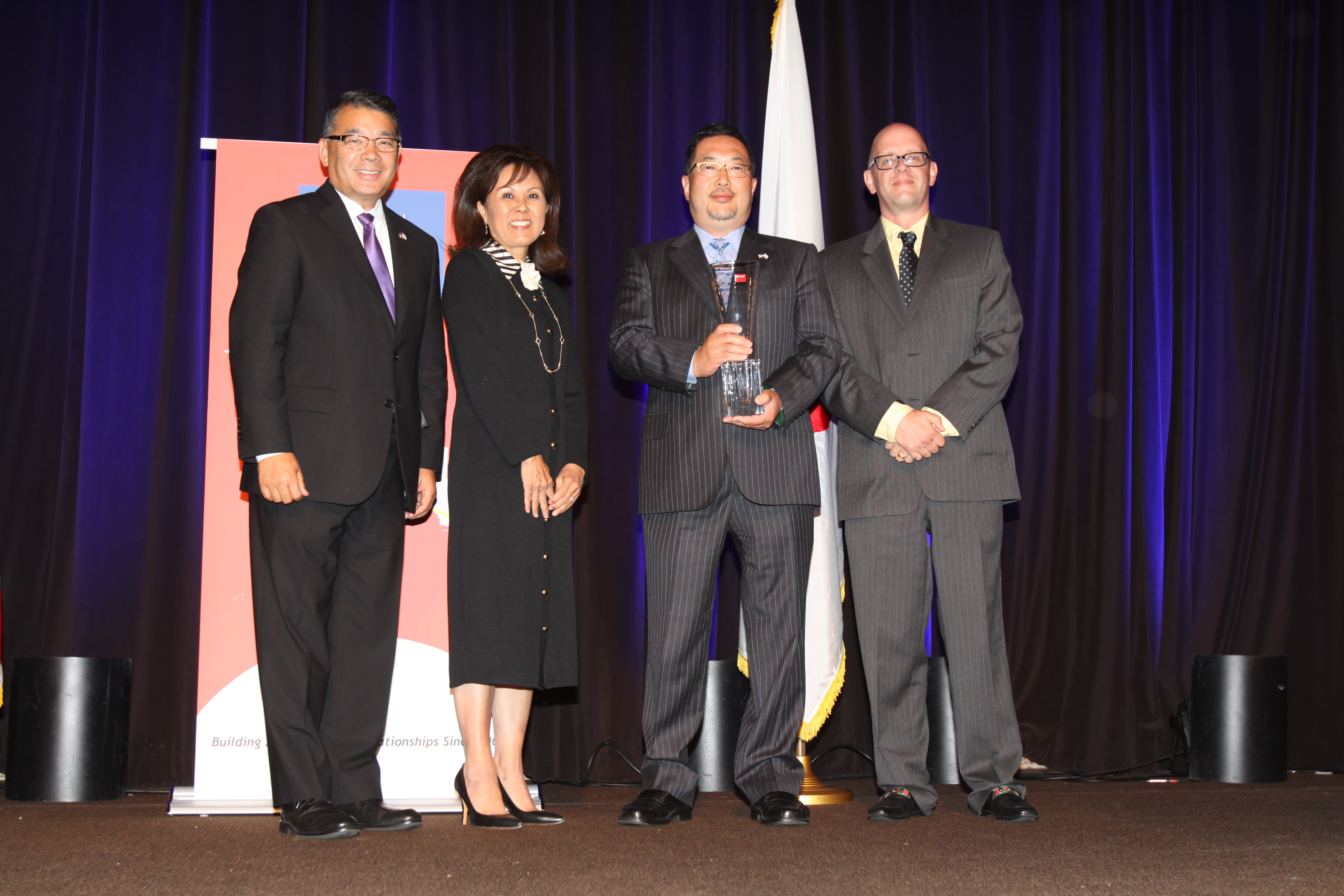 Tomo Mizutani being presented with his award.