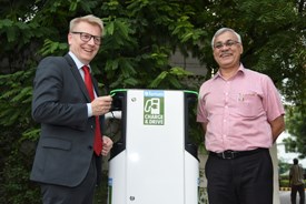 Finland’s Minister for Housing, Energy and the Environment, Mr. Kimmo Tiilikainen and Dr. Anoop Kumar Mittal, Chairman cum Managing Director of NBCC inaugurating the 22 KW AC charger as a pilot in NBCC premises in New Delhi, India